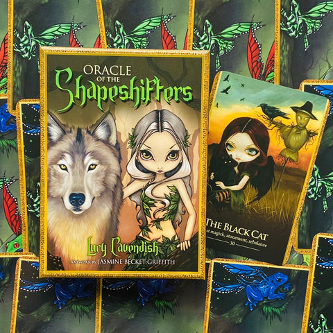 Orakulo kortos su dėžute ir atversta korta „The Black Cat“, spalvingos Jasmine Becket‑Griffith iliustracijos
