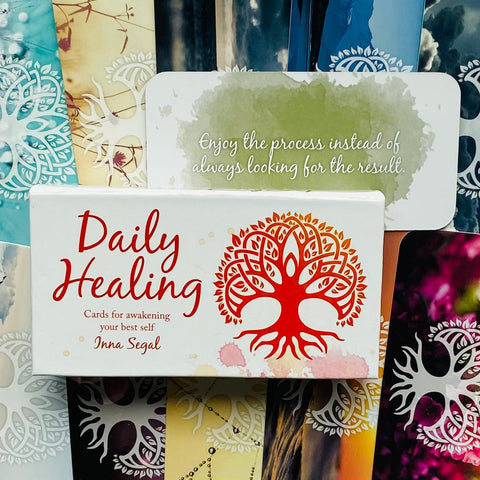 Daily Healing kortų rinkinys, balta dėžutė su ryškiu raudonu medžio logotipu ir žalia citata viršuje