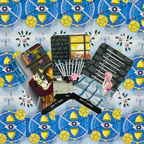 Tarot kortos anime stiliaus — trys atvertos kortos (Rąstų puslapis, Dešimt kardų, Devyni kardai) ant mėlynos simbolinės nugarėlės