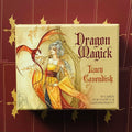 Kortų rinkinys Dragon Magick, priekinė dėžutė su geltonai-raudona drakonų iliustracija ir užrašu, 55 kortos