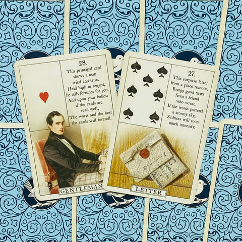 Lenormand kortos dvi kortos Gentleman ir Letter ant mėlyno raštuoto nugarėlių fono, pabrėžiama laiško pranešimo reikšmė ir poros sąveika
