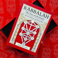 Kabbalah kortų rinkinys Cherry Gilchrist, raudona dėžutė su auksinėmis detalėmis, atverstas vidus ir matomos raudonos kortų nugarėlės