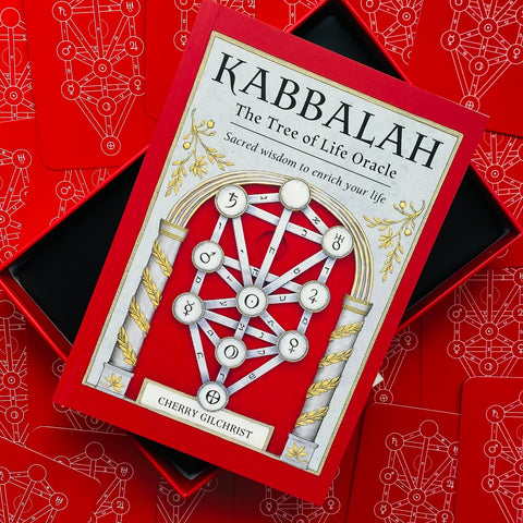 Kabbalah kortų rinkinys Cherry Gilchrist, raudona dėžutė su auksinėmis detalėmis, atverstas vidus ir matomos raudonos kortų nugarėlės
