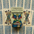 Tarot kortos Tarocchi Piacentini – medinė dėžutė su spalvota karalienės figūra priešais mėlynai raštuotas nugarėles