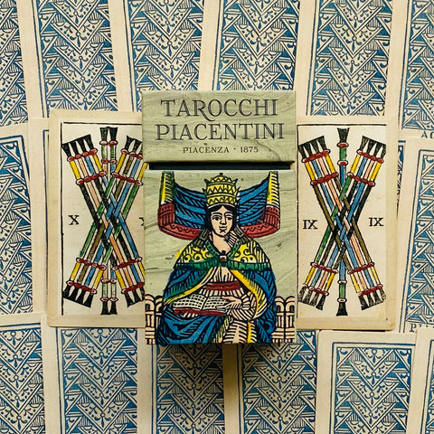 Tarot kortos Tarocchi Piacentini – medinė dėžutė su spalvota karalienės figūra priešais mėlynai raštuotas nugarėles