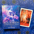 Black Moon Astrology kortos (Susan Sheppard), violetinė–mėlyna dėžutė iš viršaus ir šone matoma raudona Ugnies elementas – Troškimas korta