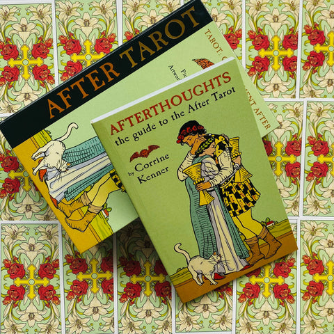 After Tarot kortų rinkinys su žalia „Afterthoughts“ vadovu ir juoda dėžute, pateiktas ant dekoratyvių kortų nugarėlių fono