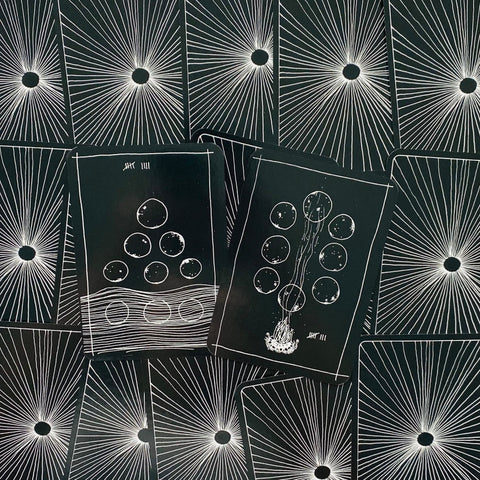 Tarot kortos juodos su baltu linijiniu dizainu, dvi atverstos kortos parodytos prieš spindinčių linijų nugarėles, skirtingi priekaištingi piešiniai