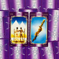 tarot kortos, dviejų lazdelės kortų priekinės pusės su violetiniu nugarėlių fonu ir auksiniu ornamentu
