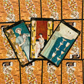 tarot kortos — trijų Taurių išklotinė, aukso ir mėlynos akcentai, dekoratyvus oranžinis nugarėlis