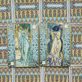 Tarot kortos Art Nouveau komplektas su dviem atverstomis kortomis (22 ir 21), žalsvai mėlynu ornamentu ir arti fotografuotu centru