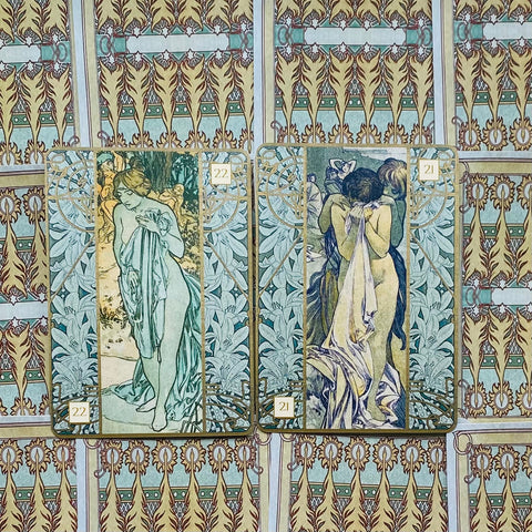 Tarot kortos Art Nouveau komplektas su dviem atverstomis kortomis (22 ir 21), žalsvai mėlynu ornamentu ir arti fotografuotu centru