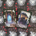 Tarot kortos Gothic Oracle su dviem atvertomis kortomis „Mirror“ (Introspection) ir „Mausoleum“ (Honour), fotografuota iš viršaus