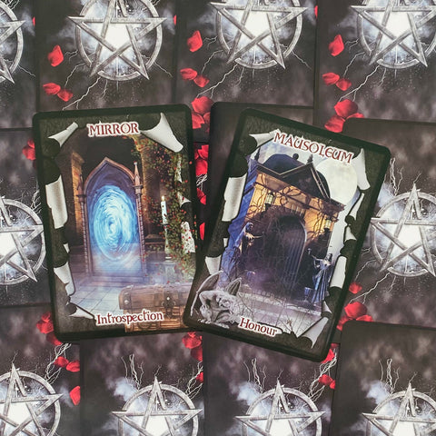 Tarot kortos Gothic Oracle su dviem atvertomis kortomis „Mirror“ (Introspection) ir „Mausoleum“ (Honour), fotografuota iš viršaus