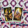 Taro kortos su atverstu Page of Pentacles ir Knight of Pentacles prieš rožinį ornamentuotą foną, akcentuoja žemišką simboliką