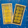 Tarot kortos su auksinėmis apskritimų nugarėlėmis, dvi senovinio stiliaus versijos (šviesesnė ir tamsesnė) ant mėlyno fono