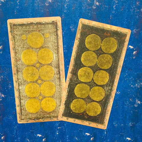 Tarot kortos su auksinėmis apskritimų nugarėlėmis, dvi senovinio stiliaus versijos (šviesesnė ir tamsesnė) ant mėlyno fono