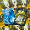 Tarot kortos – dvi parodomos kortos: mėlyna 12 Unknown ir 11 Commitment su vestuvių scena, išdėstytos ant geltono fono