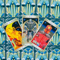 tarot kortos Thoth komplektas — trys atverstos skeptrų kortos centre ant mėlyno geometrinio nugarėlių fono
