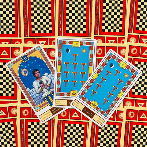 Tarot kortos trijų kortų išklotinė su mėlynomis ir geltonomis detalėmis ant raudono‑juodo šachmatinio fono