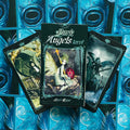 Tarot kortos Dark Angels rinkinys su juoda dėžute priekyje ir dviem fanuotais tamsiais kortomis bei turkio nugarėlėmis