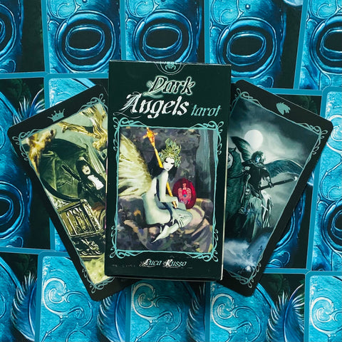 Tarot kortos Dark Angels rinkinys su juoda dėžute priekyje ir dviem fanuotais tamsiais kortomis bei turkio nugarėlėmis