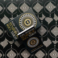 Taro kortos Symbolic Soul Tarot juodo ir auksinio dizaino su kortų dėklu ir pridedamu vadovu, nuo viršaus kampu