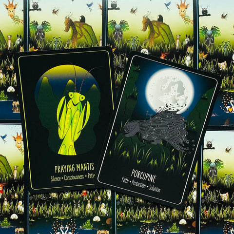 Kortos — dvi gyvūnų orakulo kortos: ryškiai žalia Praying Mantis ir mėnulio apšviesta Porcupine, pasvirusios viena ant kitos, parodytos priekinės puse