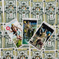 Tarot kortos trijų pentaklių rūmų komplektas — princesė, princas ir karalienė diagoniškai atverstos ant pilkos, ornamentuotos nugarėlės