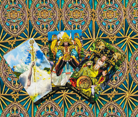 Tarot kortos trijų kortų išdėstymas ant auksinio–turkio ornamentuoto fono, pabrėžia Ace of Wands, King ir Queen variantus