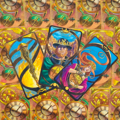 Tarot kortos su trimis atvertomis iliustruotomis kortomis — karalius, karalienė ir lazdos motyvas ant aukso laikrodžių fono