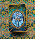 Tarot Illuminati dėžutės priekis centruotas, auksiniai ir turkio ornamentai bei išraiškingas vitražo fonas, skirtas produkto puslapio hero vaizdui