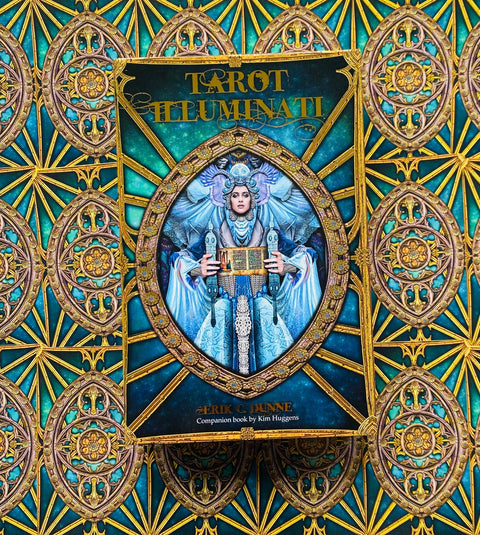 Tarot Illuminati dėžutės priekis centruotas, auksiniai ir turkio ornamentai bei išraiškingas vitražo fonas, skirtas produkto puslapio hero vaizdui