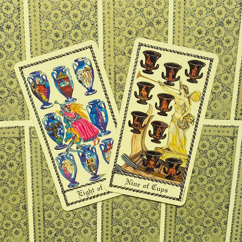 Tarot kortos – Rider‑Waite stiliaus, aštuonių ir devynių taurų variantai, parodyti persidengiantys ir pasvirę ant žalių raštuotų nugarėlių