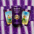 Tarot kortos Sensual Wicca – violetinis dėklas centre, dvi lazdomis iliustruotos kortos priekyje ir fone besikartojančios nugarėlės