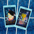 tarot kortos mėlynomis kraštinėmis (Six of Wands ir Five of Wands) ant žvaigždėto fono, dvi kampu persidengiančios kortos