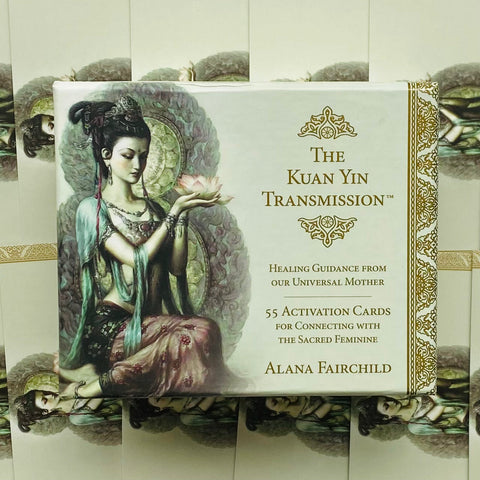Kortų rinkinys The Kuan Yin Transmission (Alana Fairchild), balta priekinė dėžutė su lotoso moterimi iliustracijoje, 55 aktyvacijos kortos