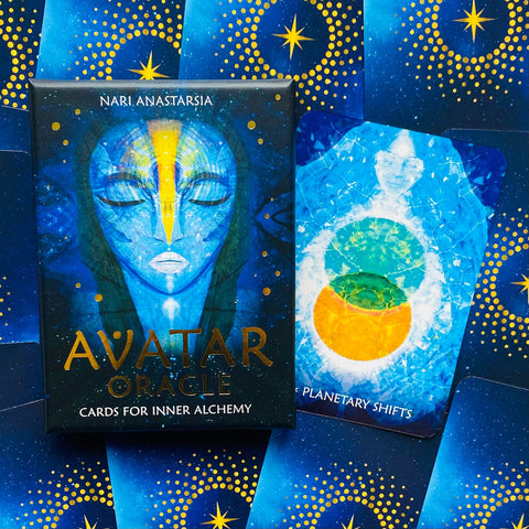 Avatar Oracle kortų rinkinys Nari Anastarsia, tamsiai mėlynos dėžutės su auksiniais akcentais ir atversta Planetary Shifts korta