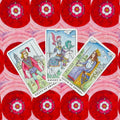 Tarot kortos – trijų kardų rūmų kortų komplektas ant raudono piešto fono, matomi Knave (Ogier), Knight ir Queen variantai
