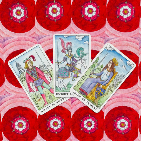 Tarot kortos – trijų kardų rūmų kortų komplektas ant raudono piešto fono, matomi Knave (Ogier), Knight ir Queen variantai