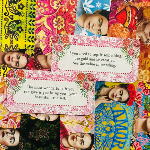 Inspiracinės kortelės su Fridos Kahlo portretais ir ryškiais gėlių ornamentais, citatos ant rausvų rėmų