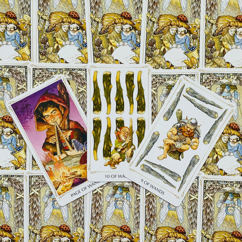 Tarot kortos – artimas trijų kortų komplekto vaizdas (Page, 10 ir 9 of Wands) su spalvingomis iliustracijomis ir ornamentuotomis nugarėlėmis