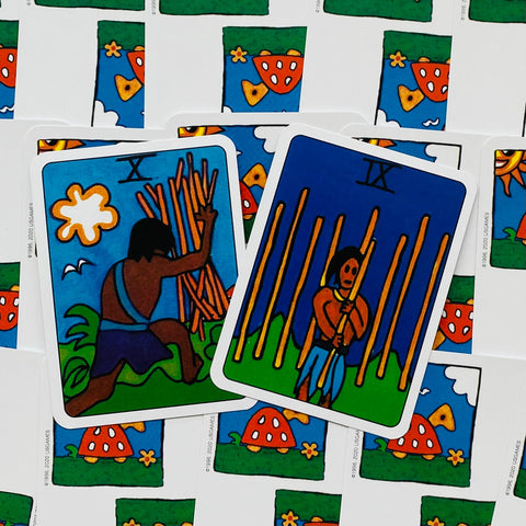 Tarot kortos Rider–Waite stiliaus: dvi priekinės kortos (Dešimt ir Devyni lazdelės) su ryškiais mėlynais fonais, nugarėlė su raudonais grybo piešiniais