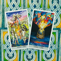 Tarot kortos, dvi ugnies kortos (Three of Fire, Four of Fire) ant žaliai mėlyno nugarėlių rašto, arti fotografuota kampu