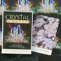 Crystal Oracle kortų rinkinys Toni Carmine Salerno — dėžutės priekis ir atversta snowflake obsidian korta šonu rodoma