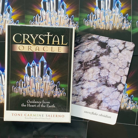 Crystal Oracle kortų rinkinys Toni Carmine Salerno — dėžutės priekis ir atversta snowflake obsidian korta šonu rodoma