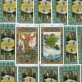 tarot kortos — atvertos 9 ir 10 lazdų kortos su detaliu iliustraciniu priekiu ant žalių ornamentuotų nugarėlių
