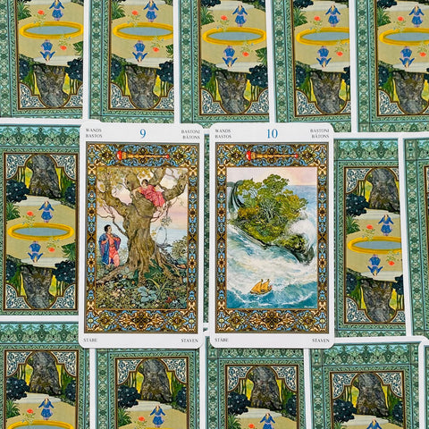 tarot kortos — atvertos 9 ir 10 lazdų kortos su detaliu iliustraciniu priekiu ant žalių ornamentuotų nugarėlių