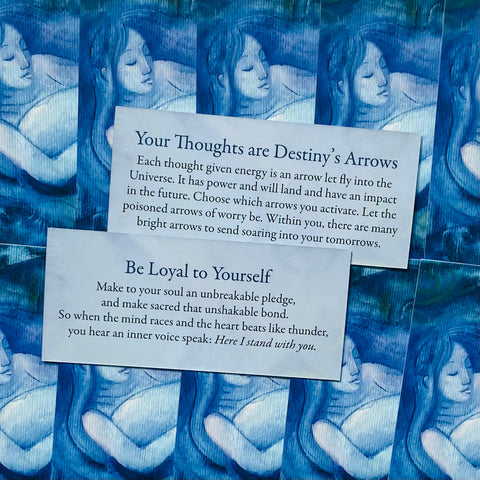 Įkvėpimo kortelės baltos A5 su angliškais tekstais Your Thoughts are Destiny’s Arrows ir Be Loyal to Yourself ant mėlyno meno fono