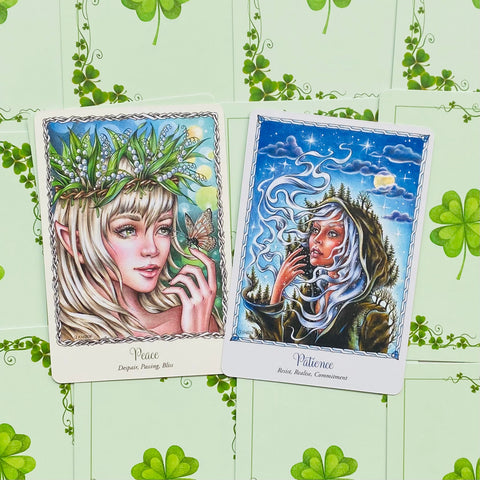 tarot kortos su dviem iliustracijomis — 'Peace' elfė su lelijomis ir drugeliu ir 'Patience' kapotoji moteris po mėnuliu, detalus priekinis vaizdas